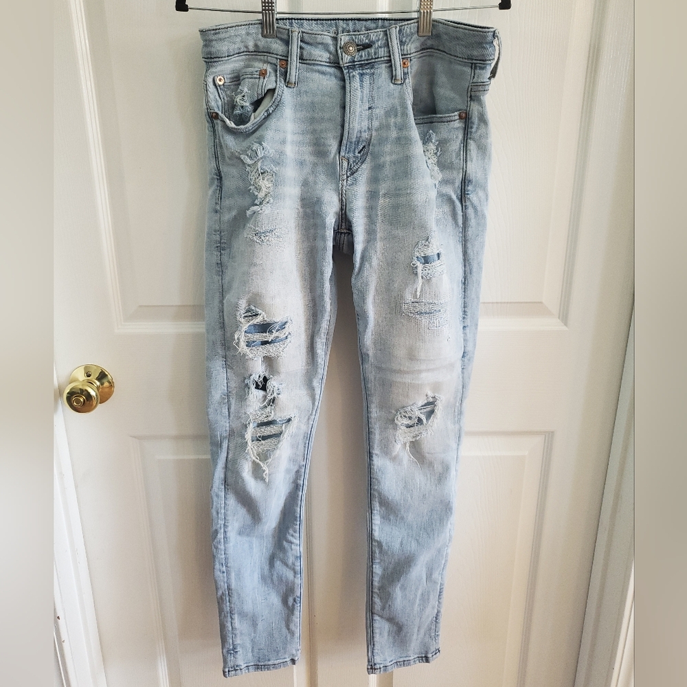 American Eagle Distressed Light Blue Women's Athletic Skinny Jeans. Size 30/32.